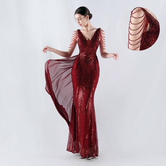 Robe de soirée haut de gamme à sequins floraux et cape ornée de perles, présentée lors de la réunion annuelle du propriétaire.