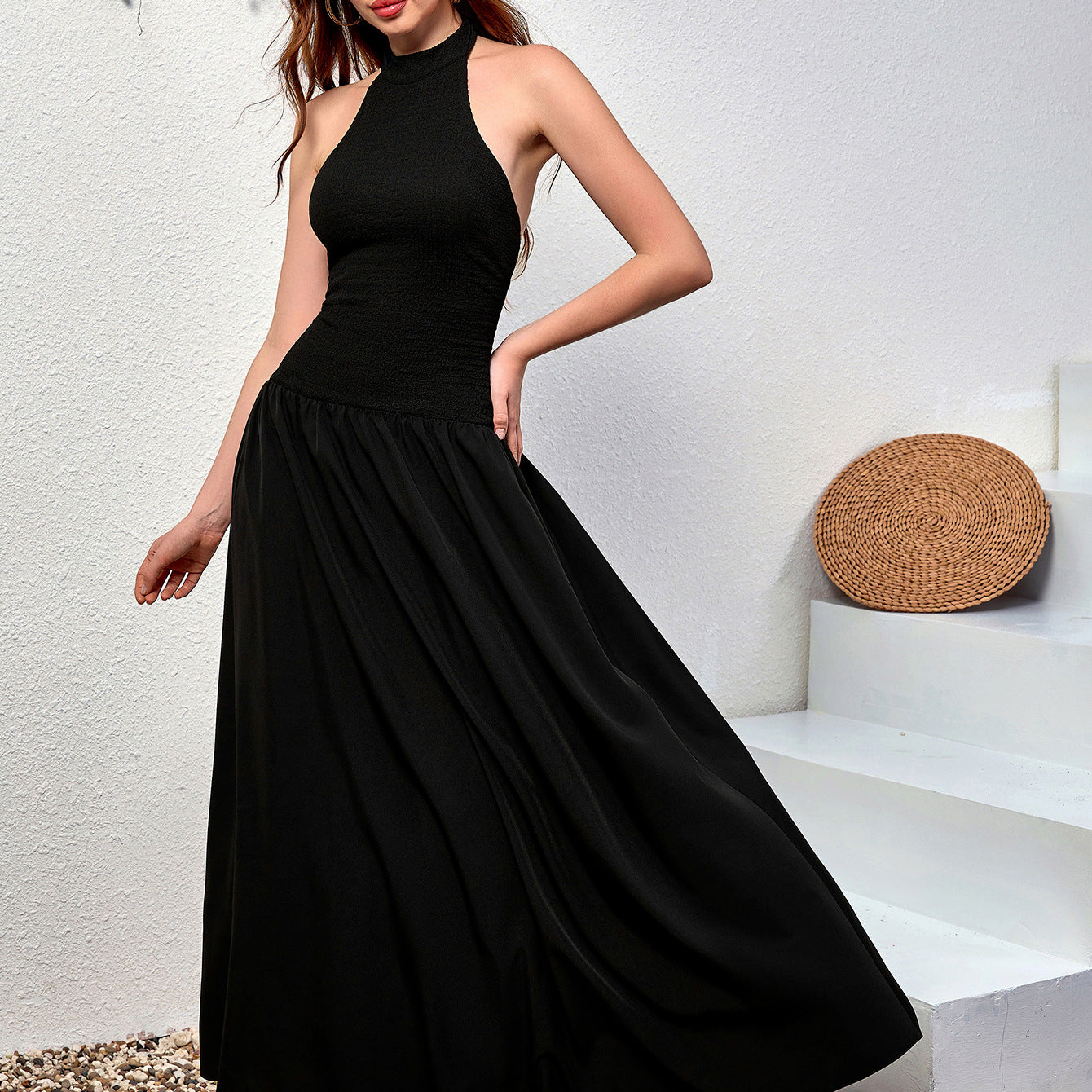 Robe longue élégante en maille dos nu, coupe ajustée et plissée, style trapèze