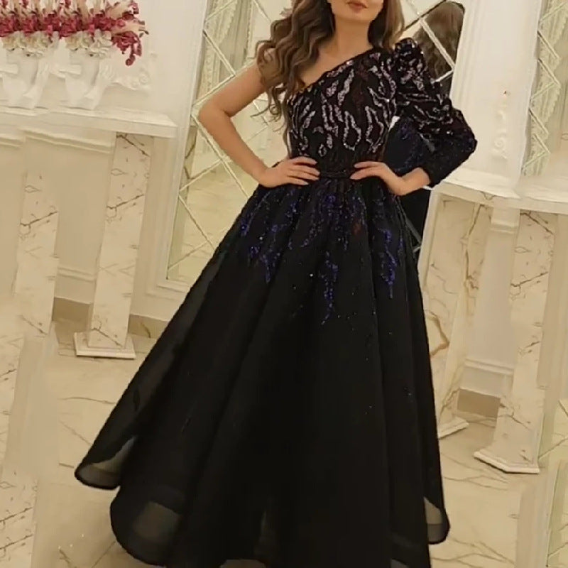 Robe de soirée longue noire et dorée pour hôtesse de réunion annuelle