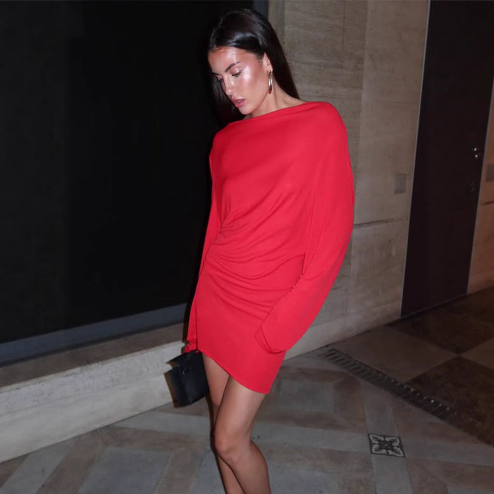 Robe rouge élégante et cintrée à dos nu en V pour femme