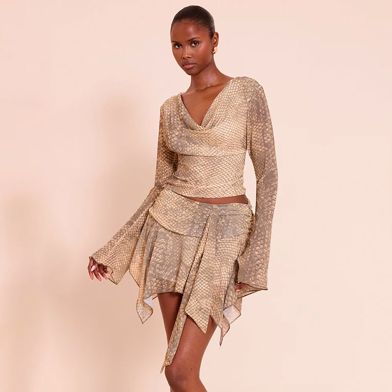 Ensemble automne-hiver pour femme : haut à manches longues imprimé serpent et jupe à ruban cintrée.