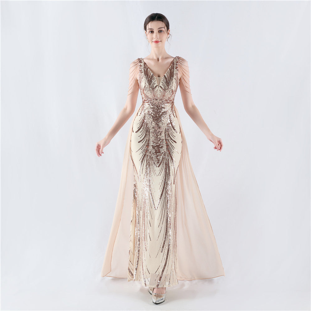 Robe de soirée haut de gamme à sequins floraux et cape ornée de perles, présentée lors de la réunion annuelle du propriétaire.