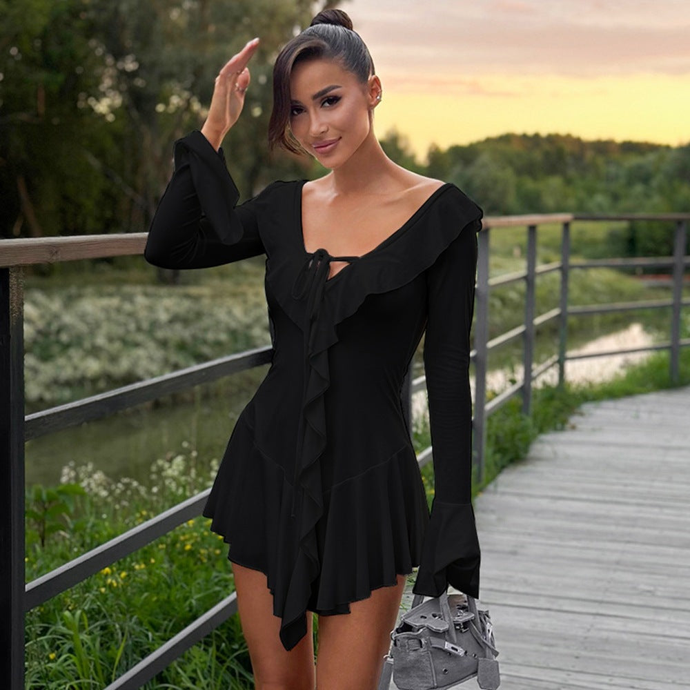 Vestido de mujer con cuello en punta, volantes y mangas acampanadas