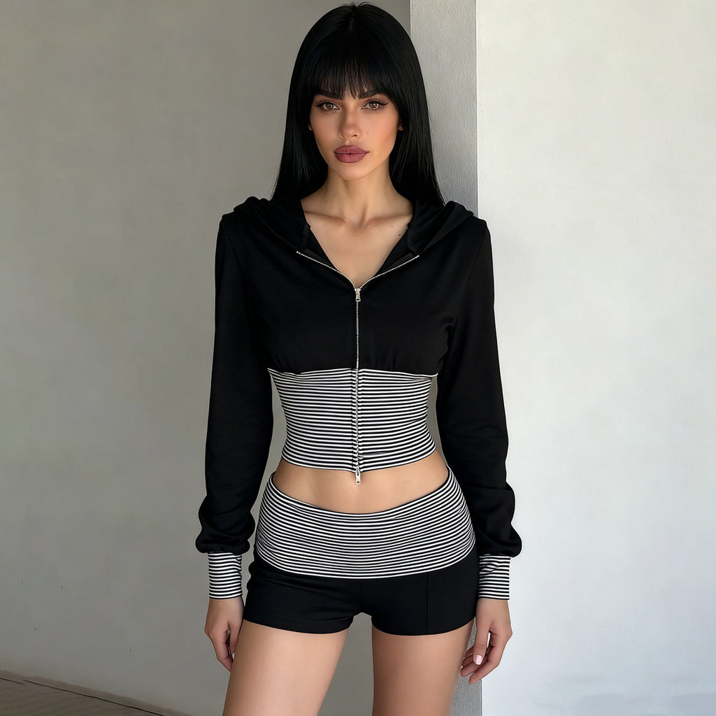 Ensemble deux pièces pour femme : haut à capuche zippé, short et coutures rayées contrastées.