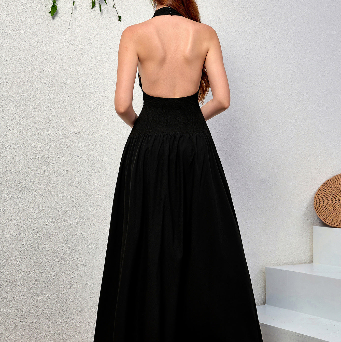 Robe longue élégante en maille dos nu, coupe ajustée et plissée, style trapèze