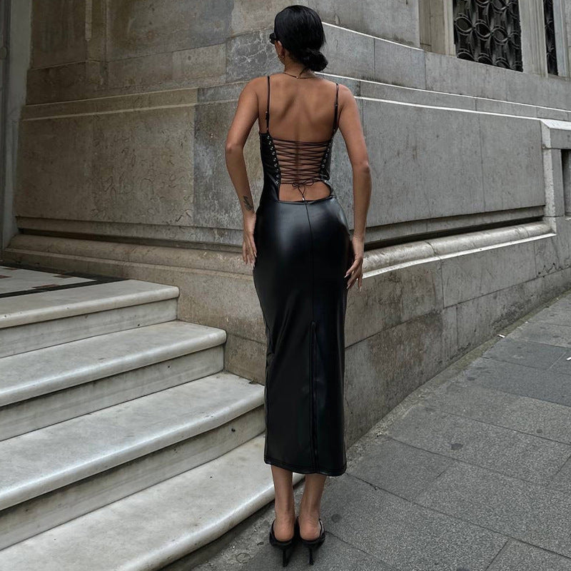Robe d'été sexy en similicuir pour femme, dos nu, lacée, taille cintrée, fendue et à bretelles.