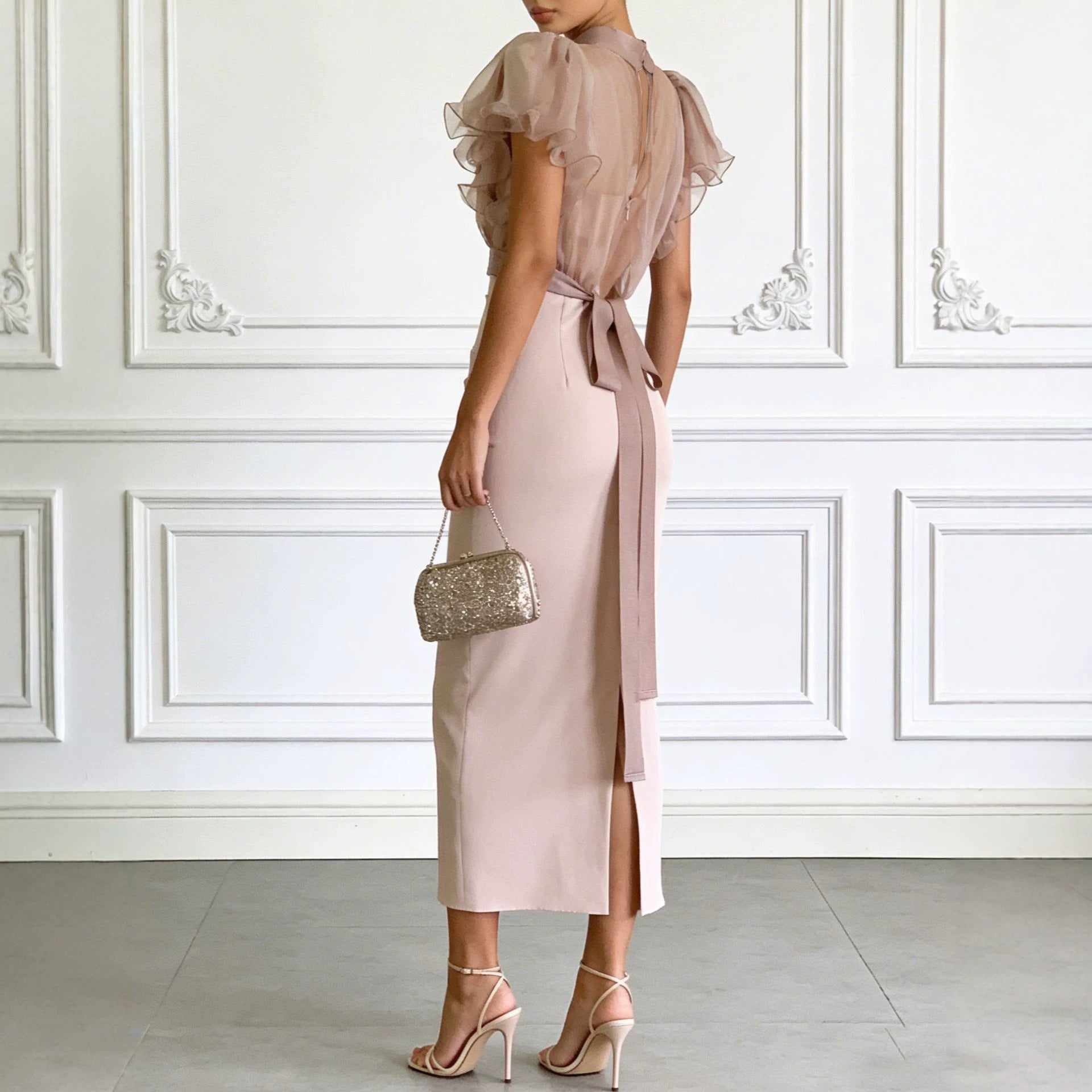 Robe fourreau à bretelles avec haut en résille transparente lacée et taille contrôlée, à la mode