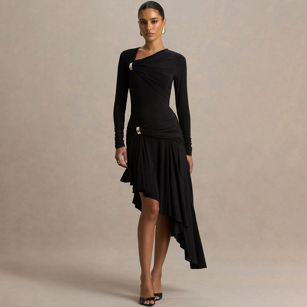 Robe longue asymétrique plissée élégante et tendance pour femme, idéale pour l'automne et l'hiver.