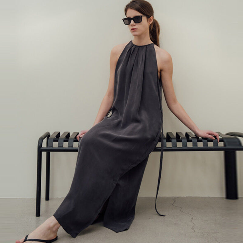 Vestido halter transpirable de sarga de seda de amoníaco cobre con cordones y diseño holgado y adelgazante con abertura midi.