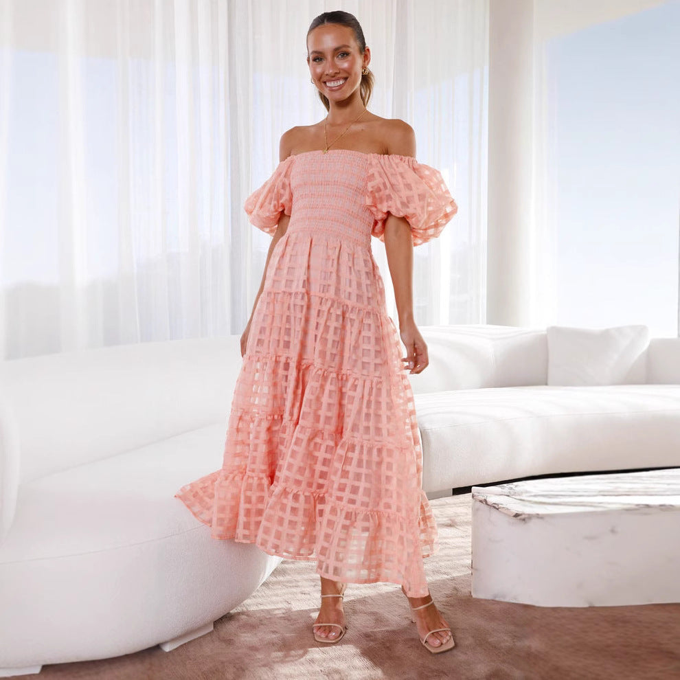 Vestido de mujer con cuello redondo, mangas farol y costuras en capas