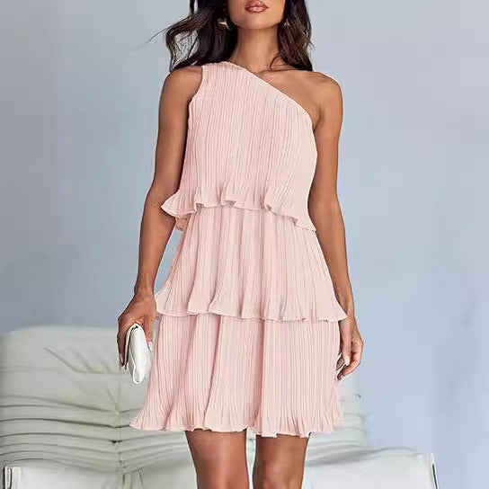 Vestido de mujer de primavera y verano con hombros oblicuos, costuras en capas y dobladillo de color liso.