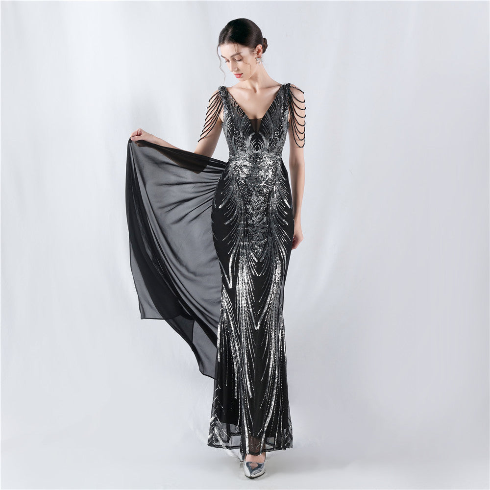 Robe de soirée haut de gamme à sequins floraux et cape ornée de perles, présentée lors de la réunion annuelle du propriétaire.