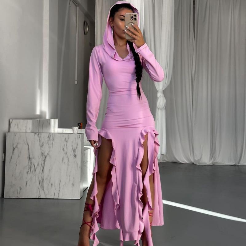 Robe asymétrique à manches longues et capuche, tendance été.