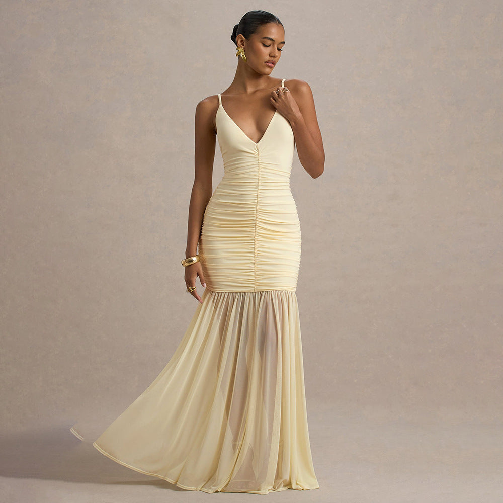 Robe longue en tulle à bretelles élégantes, décolleté plongeant en V, plissée et dos nu, ornée de coutures apparentes.