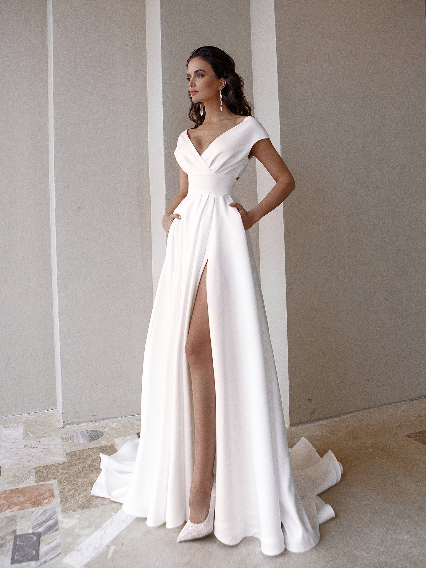 Vestido largo de oficina blanco liso con cintura media, volantes y pecho fruncido