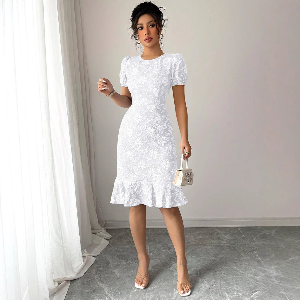 Robe fourreau d'été cintrée arrivant au genou, style décontracté chic, idéale pour le bureau.