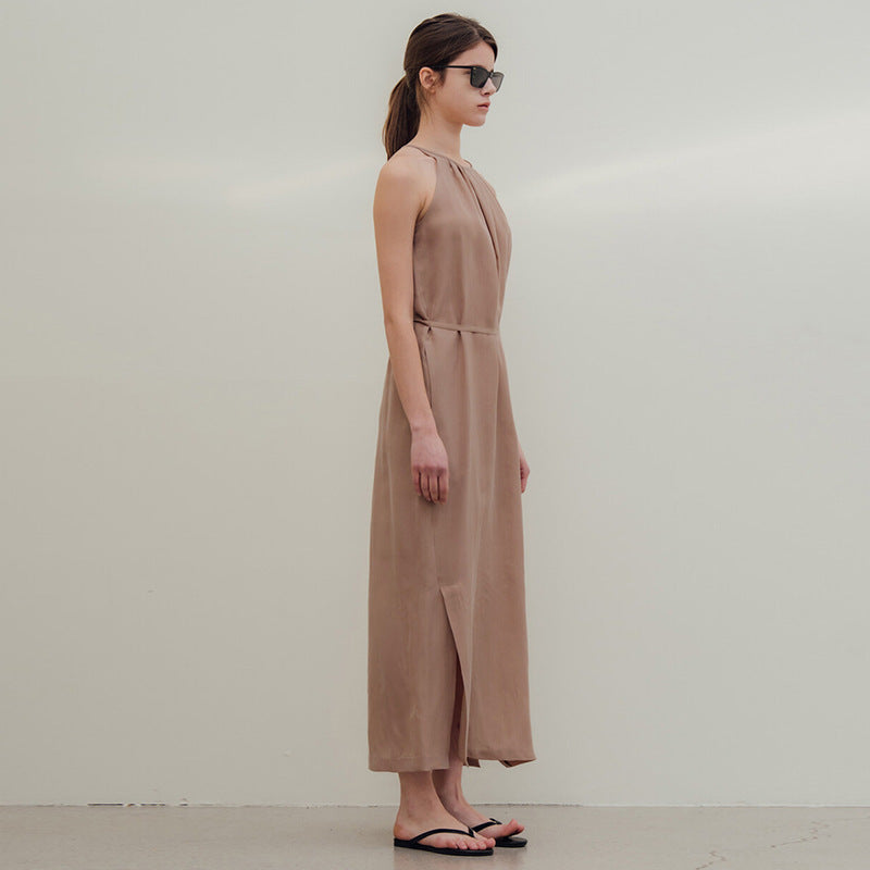 Vestido halter transpirable de sarga de seda de amoníaco cobre con cordones y diseño holgado y adelgazante con abertura midi.