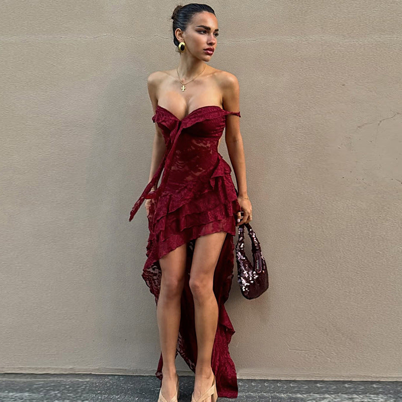 Robe bustier asymétrique en dentelle sexy et moulante pour femme, coupe ajustée, décolletée et transparente.