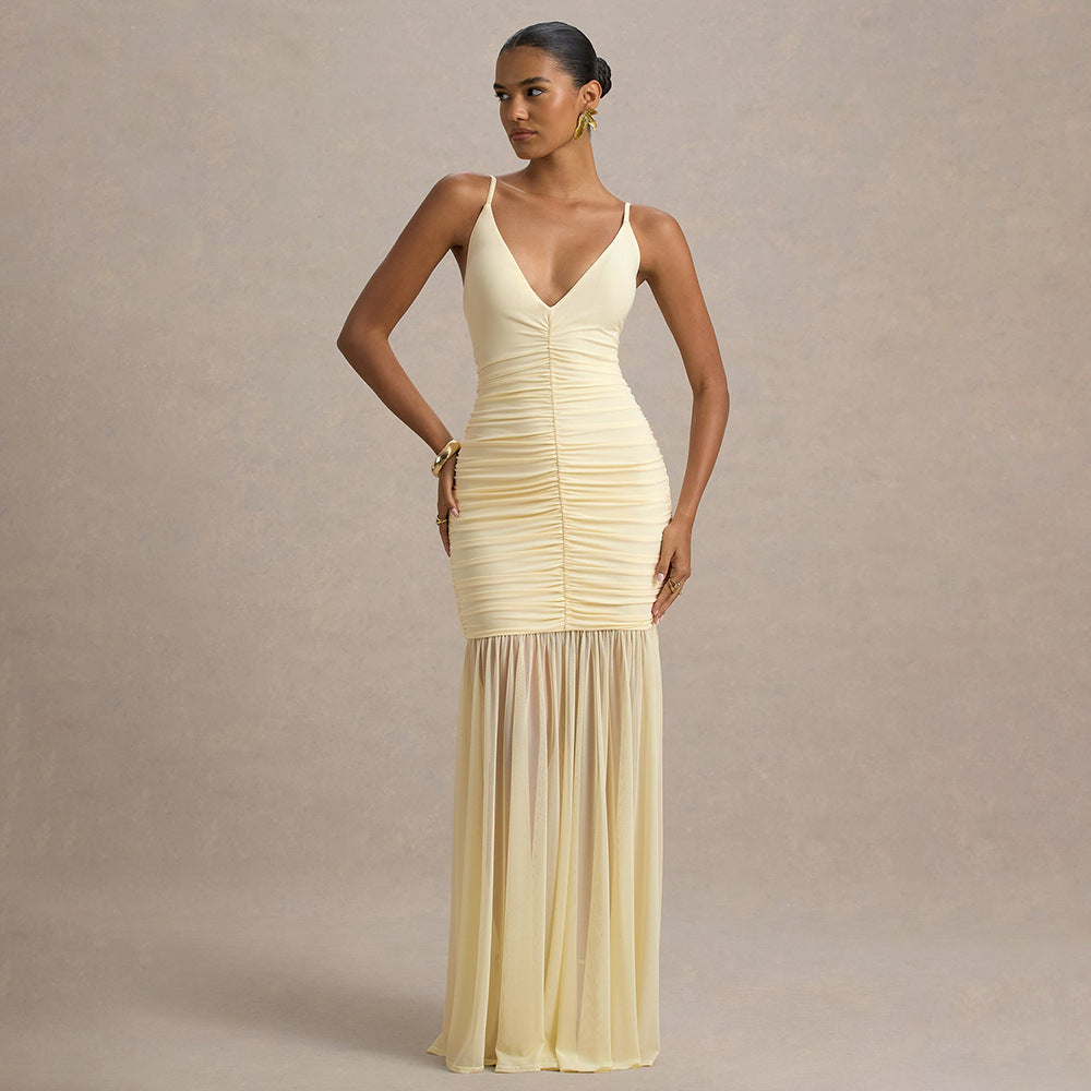 Robe longue en tulle à bretelles élégantes, décolleté plongeant en V, plissée et dos nu, ornée de coutures apparentes.