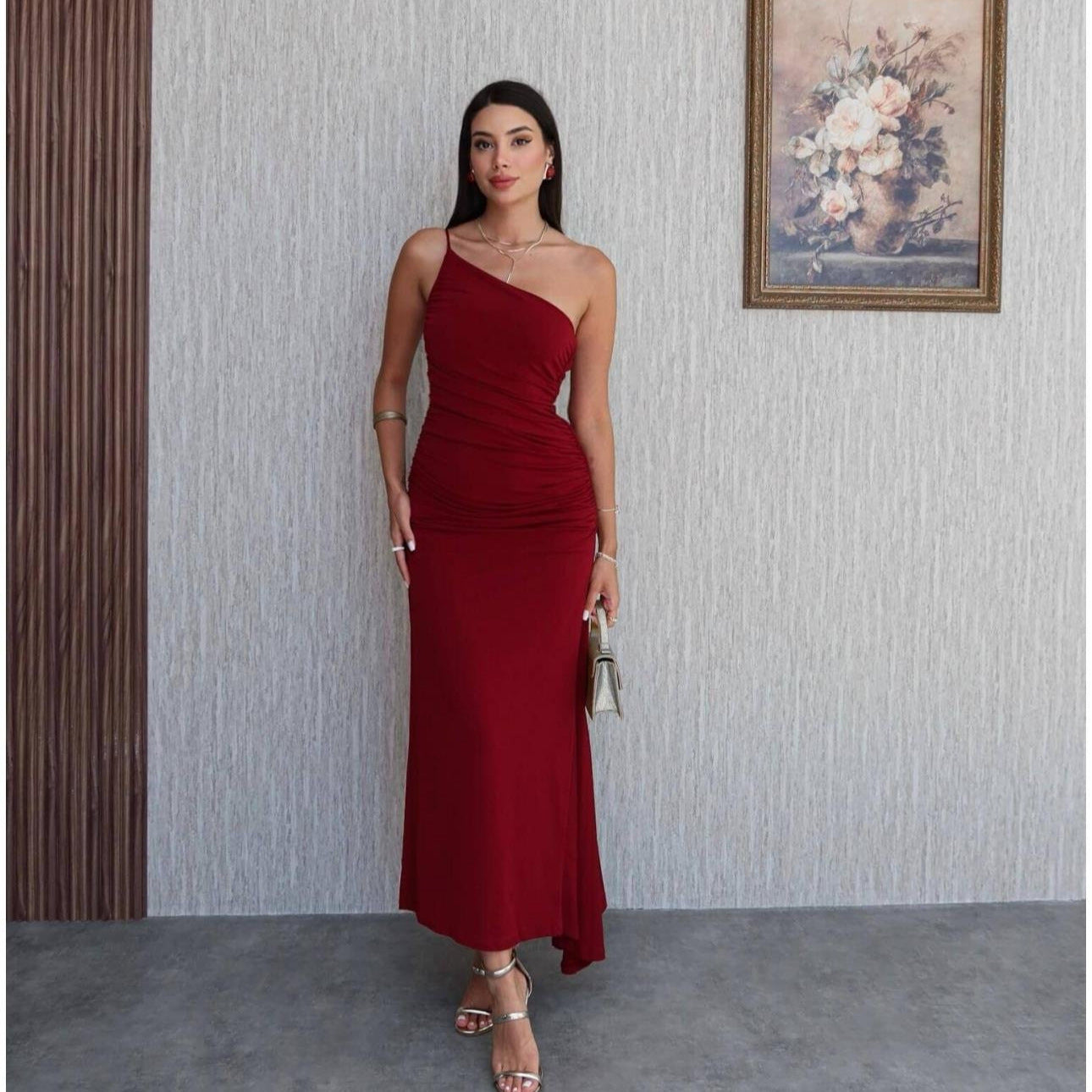 Robe d'été pour femme, à épaules dénudées, plissée, sexy et moulante, coupe asymétrique, à épaules tombantes et épaules dénudées.