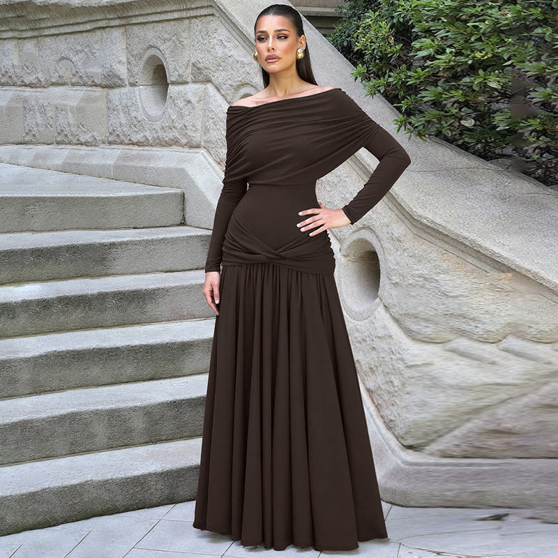 Vestido francés de otoño con cuello halter, manga larga y plisado.