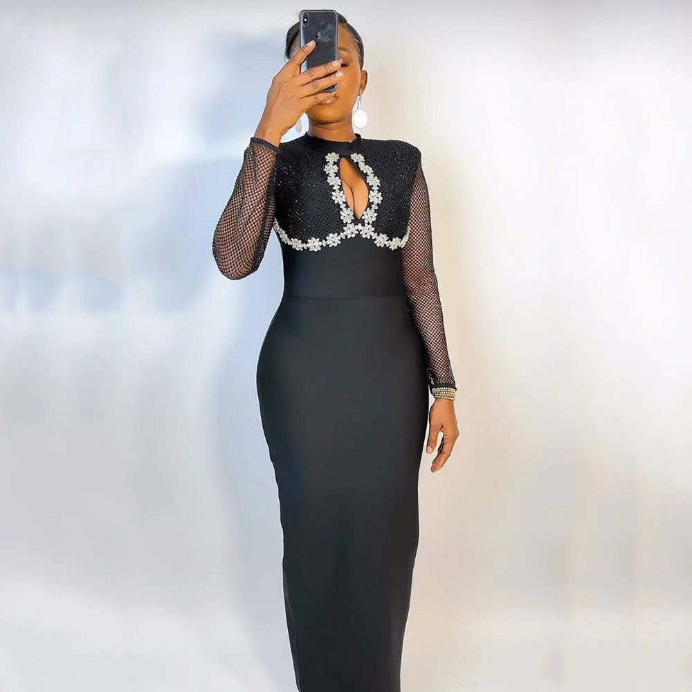 Robe une pièce à manches longues en résille, broderies ajourées et effet bandage, idéale pour une soirée cocktail ou une fête.