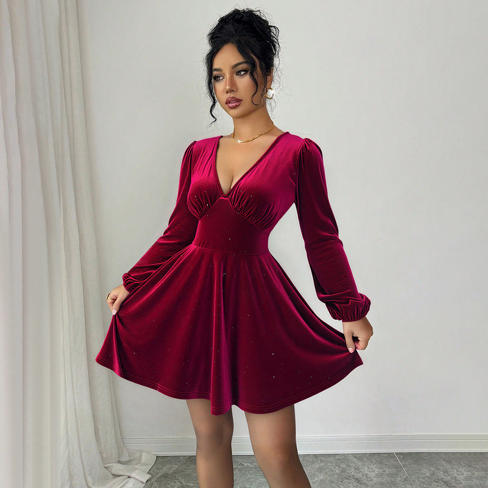 Vestido corto plisado estilo retro socialité navideño de terciopelo rojo vino con cuello en V y mangas abullonadas.