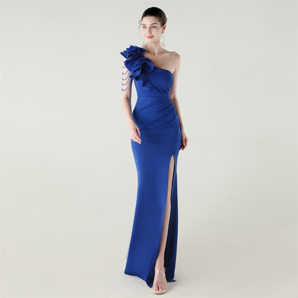 Robe de soirée sexy asymétrique en satin à imprimé floral, fendue jusqu'à la cuisse, ornée de perles et de clous décoratifs sur une épaule. Cheveux ondulés. Robe de cocktail/mariée.