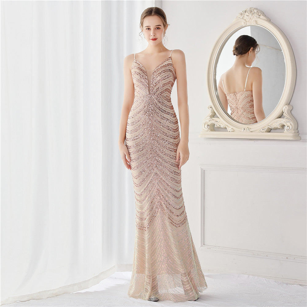 Robe de soirée longue et sexy, idéale pour une réception ou une fête mondaine. Parfaite pour une mariée.
