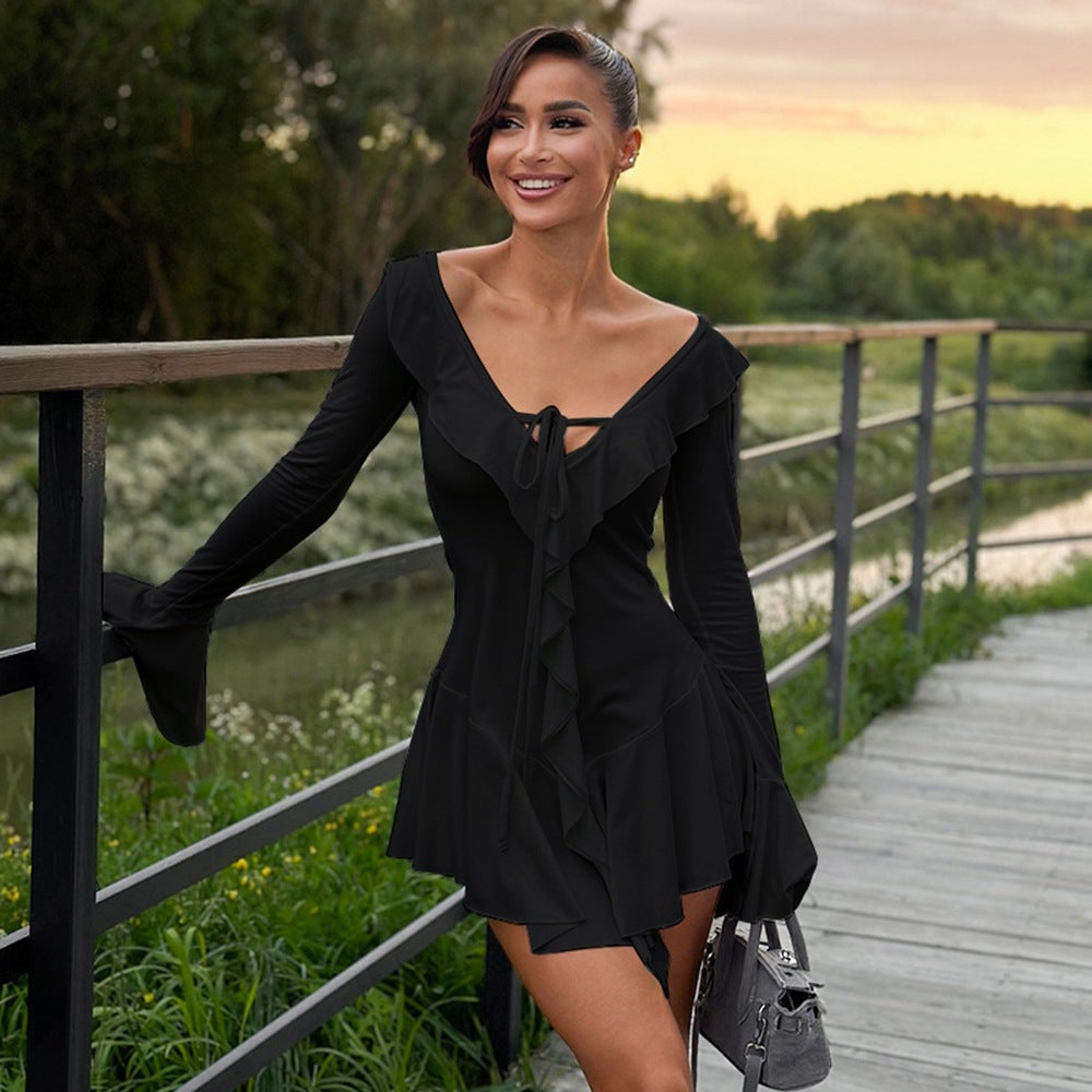 Vestido de mujer con cuello en punta, volantes y mangas acampanadas
