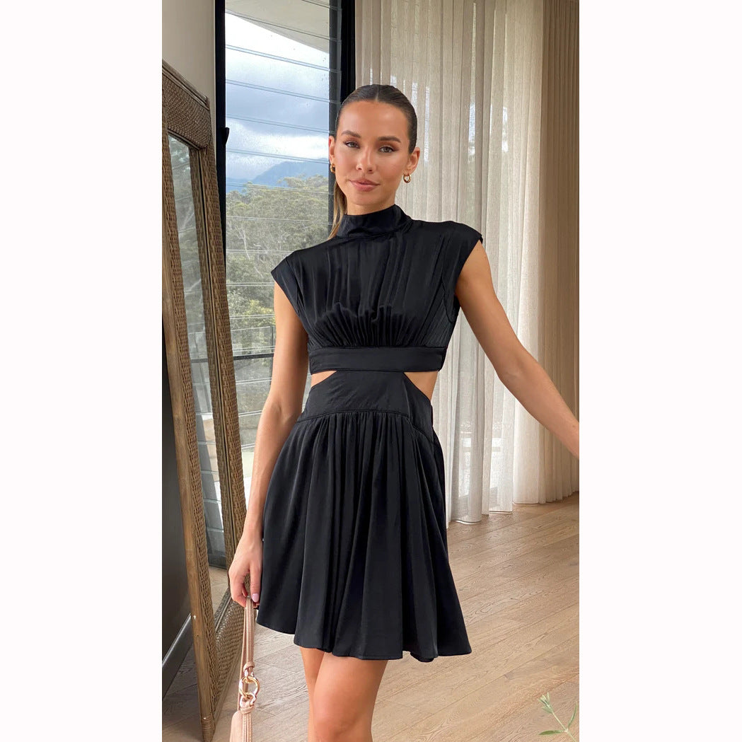 Robe courte unie, moulante, à col montant et taille haute, idéale pour l'été.