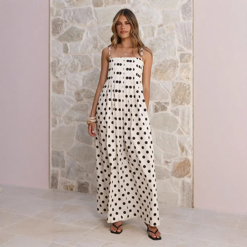 Robe d'été à pois, plissée, à fines bretelles spaghetti, longueur mi-longue, ornée de fines bretelles.