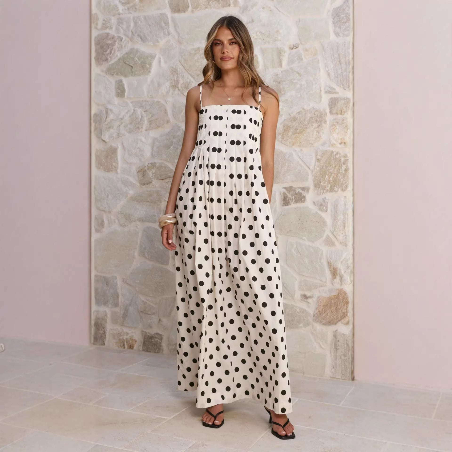 Robe d'été à pois, plissée, à fines bretelles spaghetti, longueur mi-longue, ornée de fines bretelles.