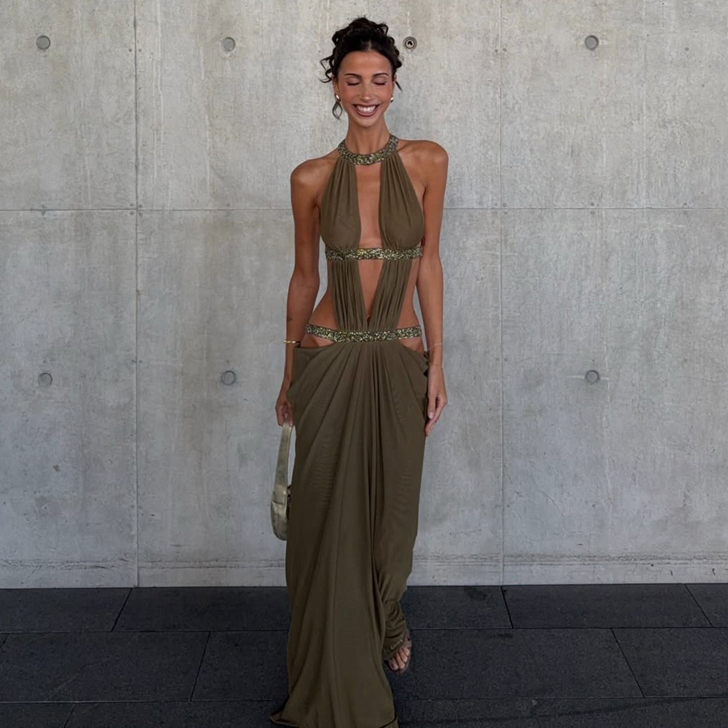 Robe longue de vacances en résille pour femme, ornée de coutures unies, découpes ajourées et dos nu.