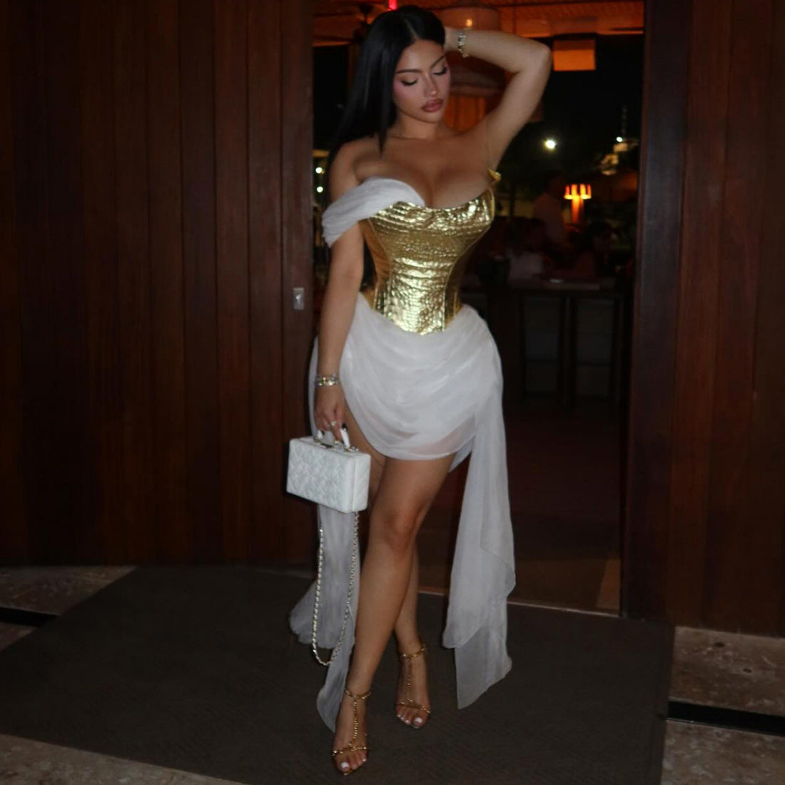 Vestido sexy de primavera para mujer con cinta y costuras de malla con superficie brillante dorada