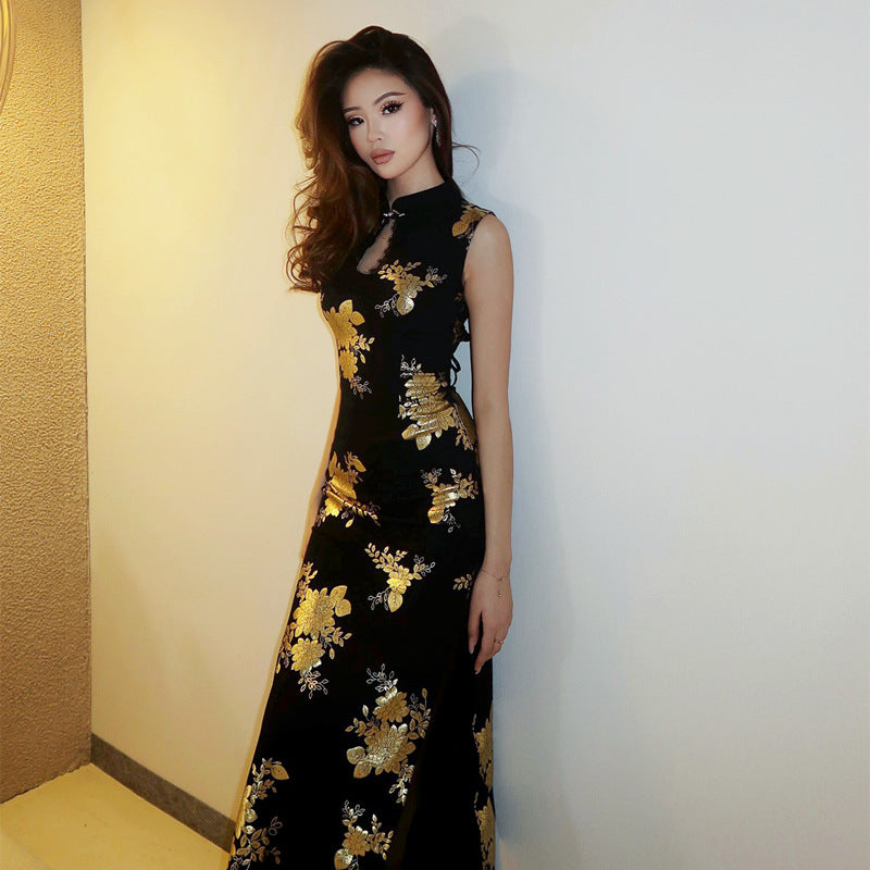 Robe Cheongsam chinoise élégante et tendance, ornée de dorures, dos ajouré, bretelles fendues sur le côté et style sexy.