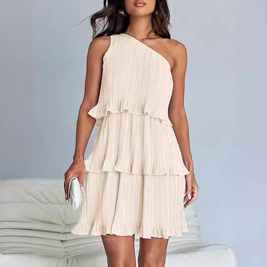 Vestido de mujer de primavera y verano con hombros oblicuos, costuras en capas y dobladillo de color liso.