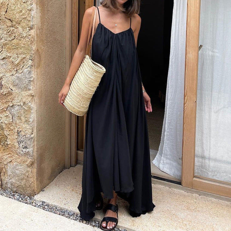 Robe noire ample sans manches à bretelles fines et dos nu, tendance et élégante, pour femme.