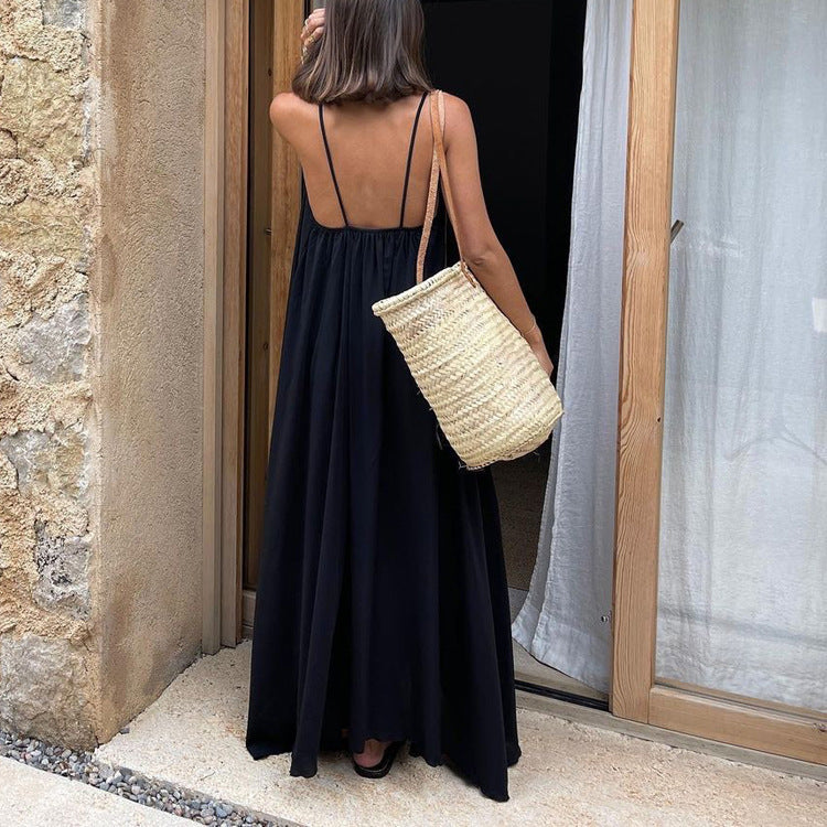 Robe noire ample sans manches à bretelles fines et dos nu, tendance et élégante, pour femme.