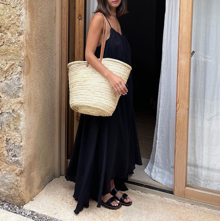 Robe noire ample sans manches à bretelles fines et dos nu, tendance et élégante, pour femme.