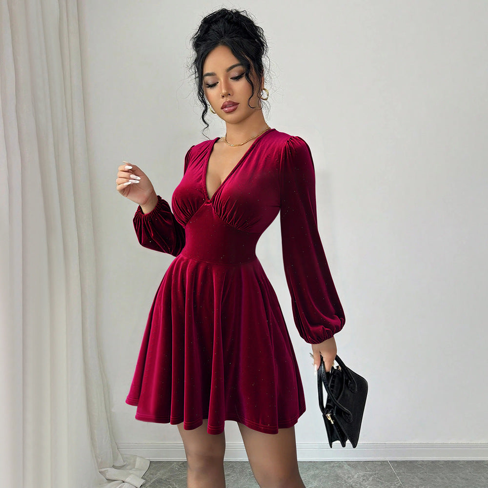 Vestido corto plisado estilo retro socialité navideño de terciopelo rojo vino con cuello en V y mangas abullonadas.