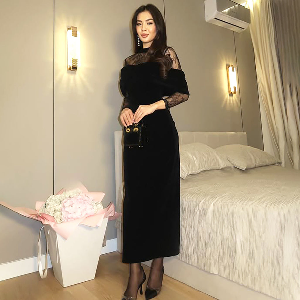 Robe d'hiver élégante et gracieuse pour femme, coupe ajustée, plissée, ornée de dentelle.