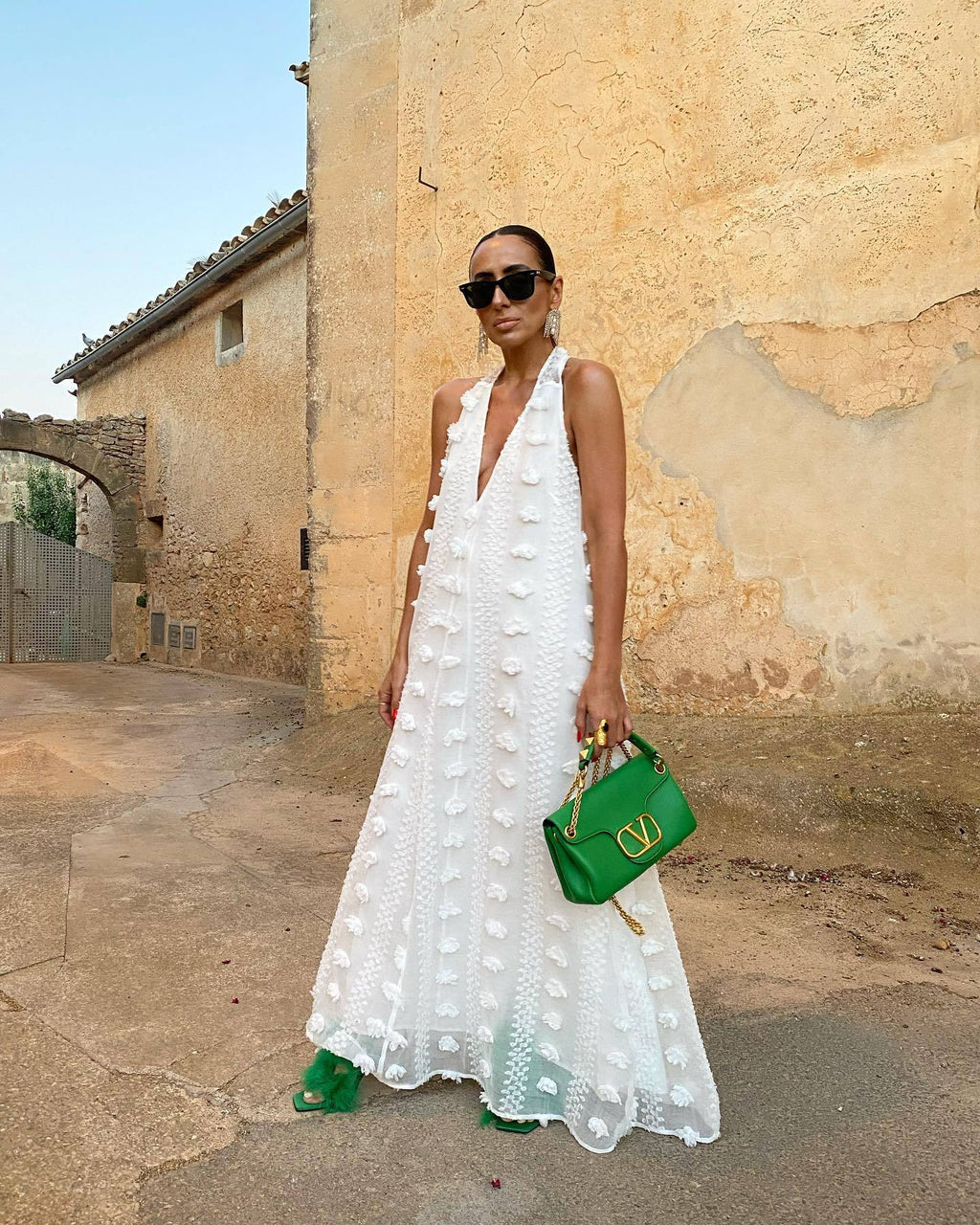 Vestido con cuello en V, halter, lazo grande y vuelo