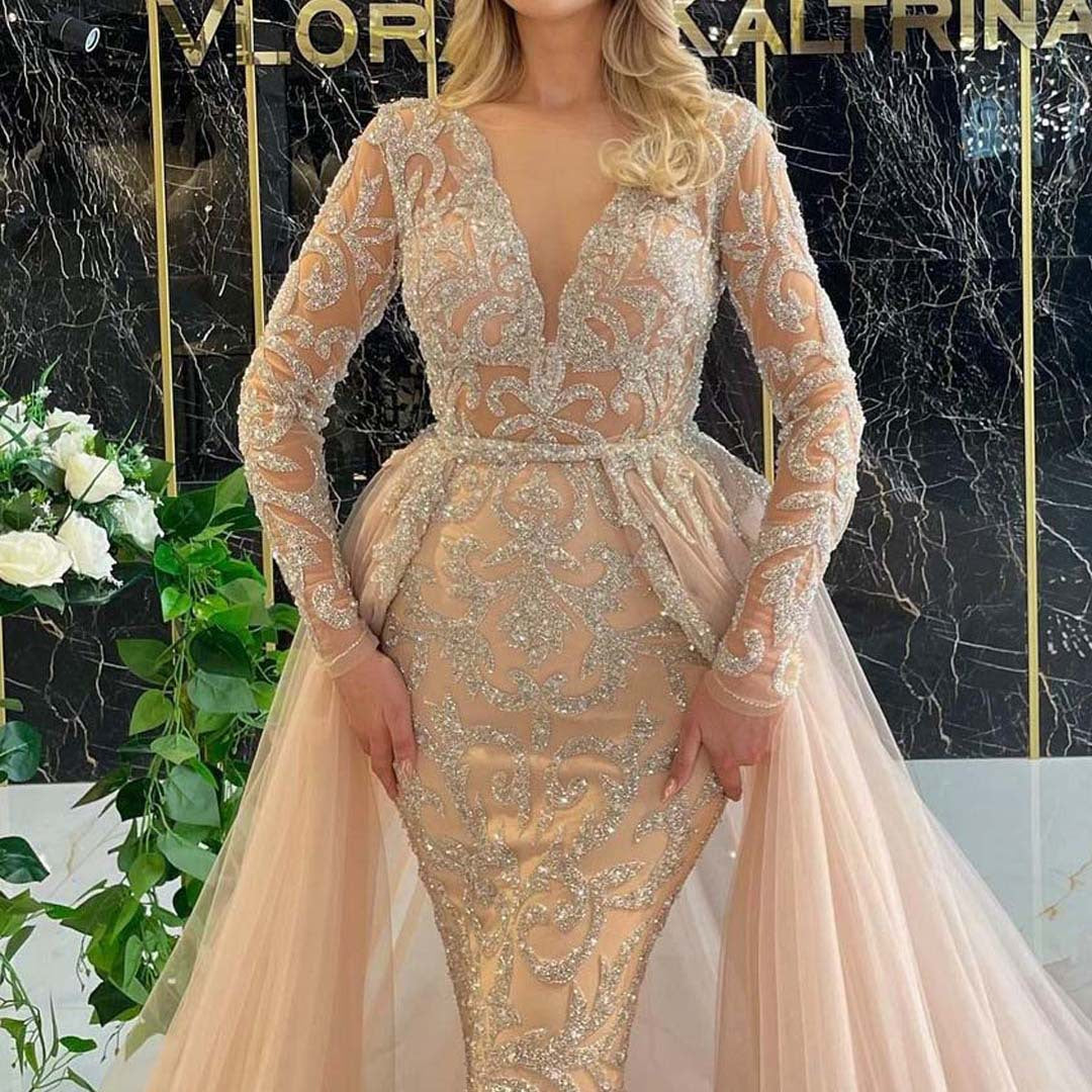 Robe de soirée élégante à traîne, style français, d'une simplicité raffinée, couleur or et vaporeuse.