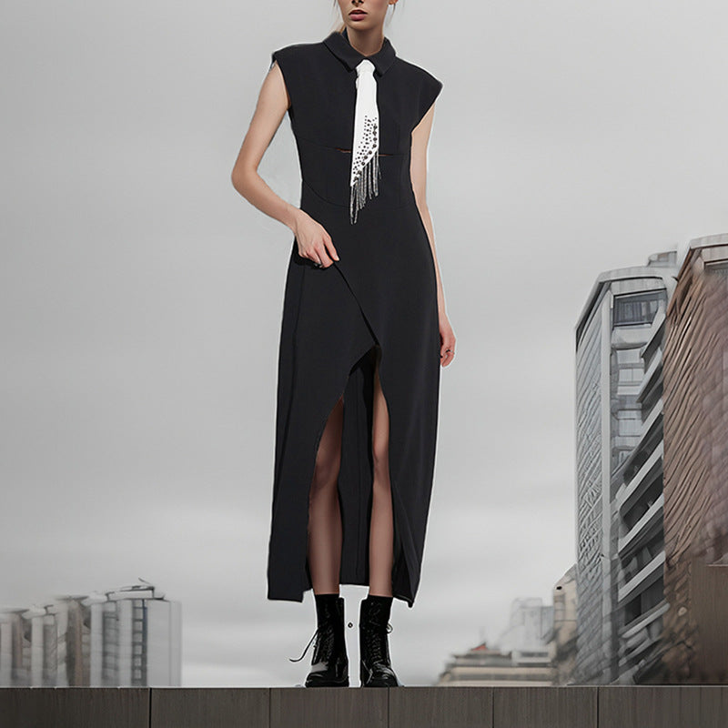 Robe longue noire d'automne à col ajouré et fente, coupe ajustée, avec ceinture et nœud papillon