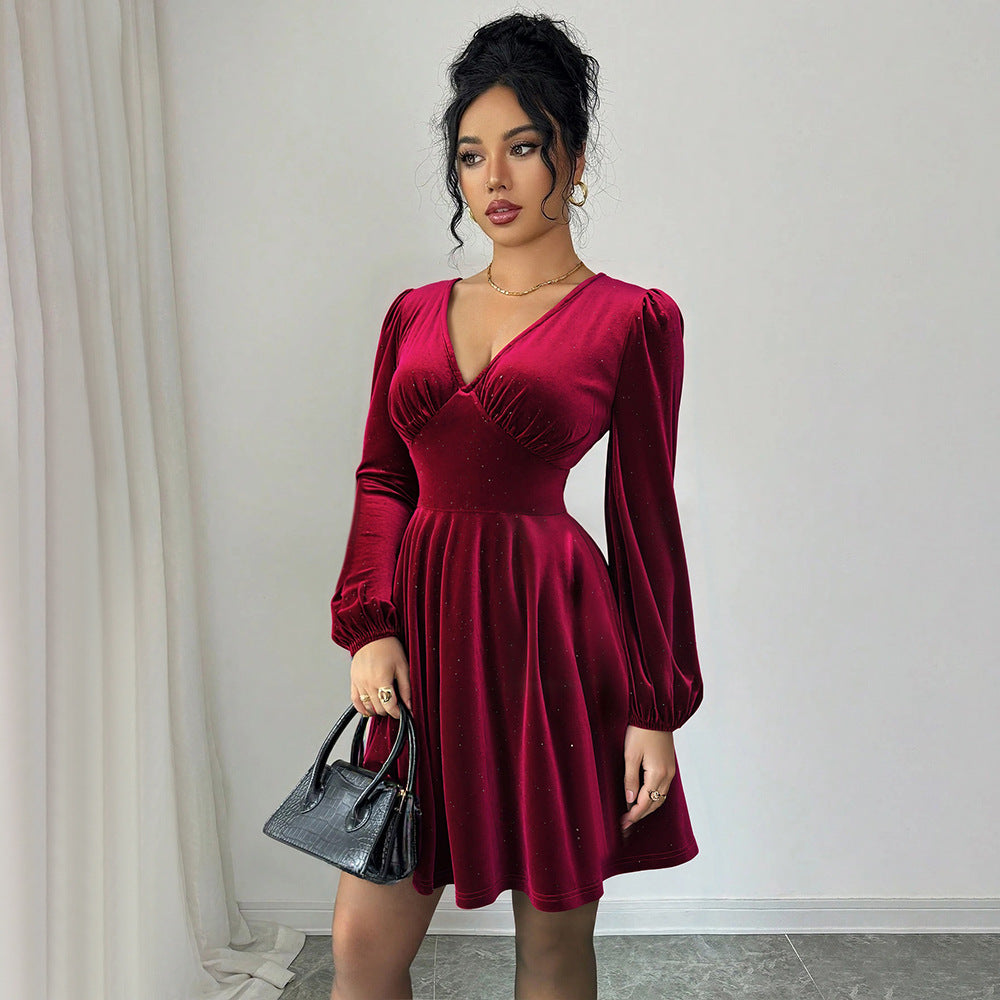 Vestido corto plisado estilo retro socialité navideño de terciopelo rojo vino con cuello en V y mangas abullonadas.