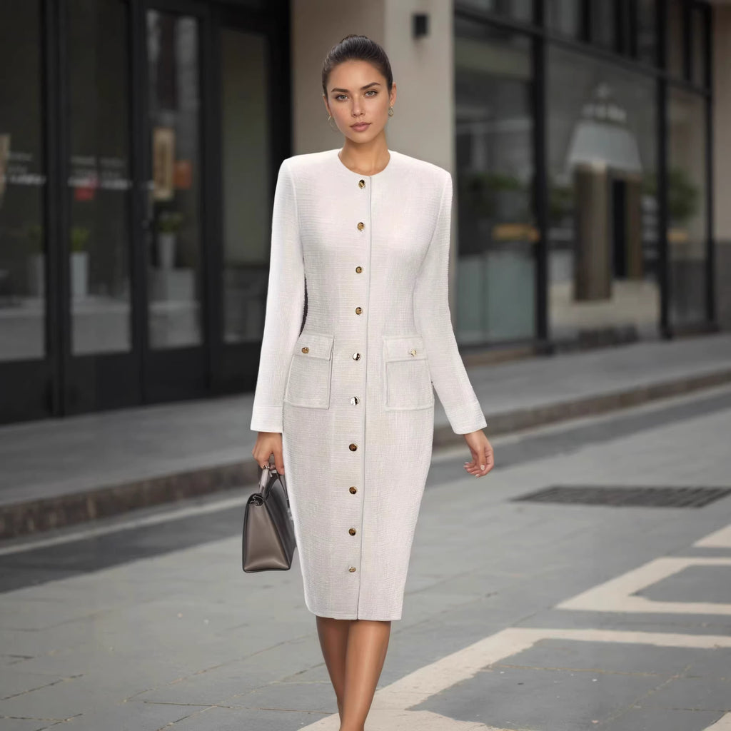 Robe élégante en tweed blanc à manches longues, deux poches latérales, coupe ajustée.