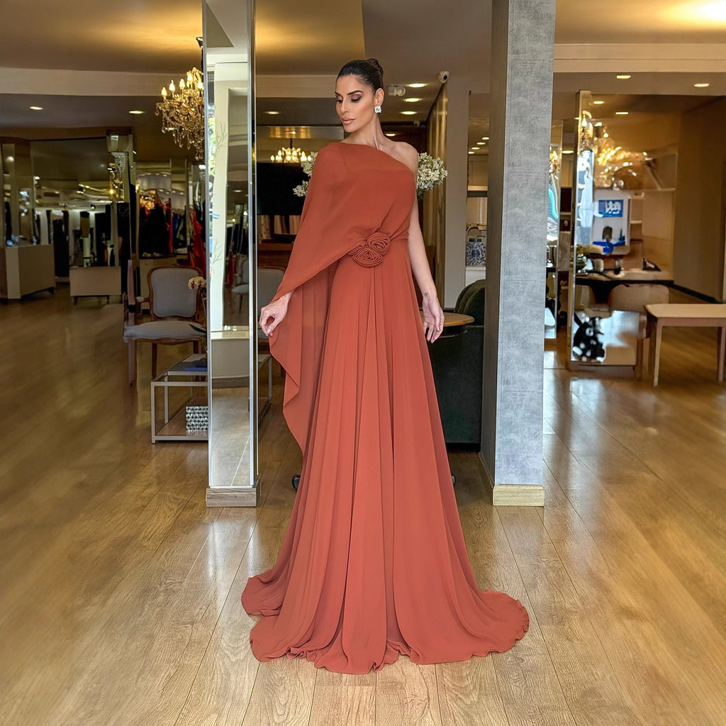 Robe de soirée en mousseline à épaules dénudées, coupe ample et ourlet large, idéale pour le printemps et l'automne.
