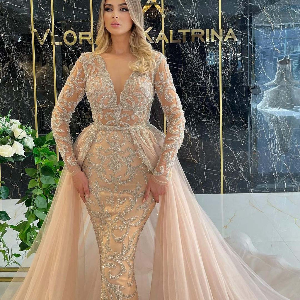 Robe de soirée élégante à traîne, style français, d'une simplicité raffinée, couleur or et vaporeuse.