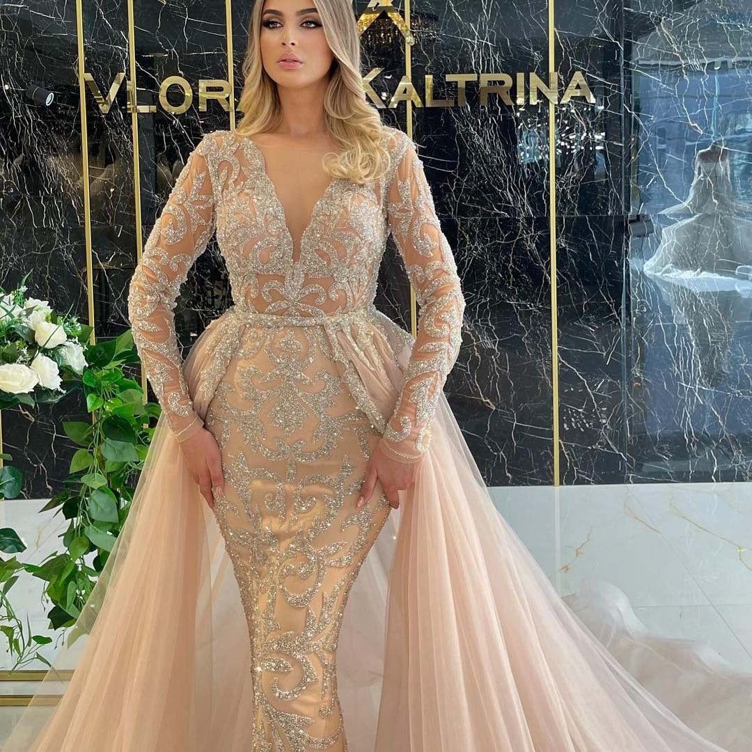 Robe de soirée élégante à traîne, style français, d'une simplicité raffinée, couleur or et vaporeuse.